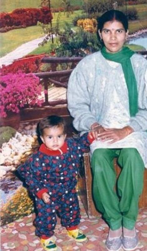 Pooja Mor de ni&ntilde;a con su madre