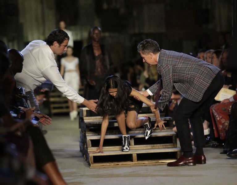 Pooja Mor cae en Givenchy