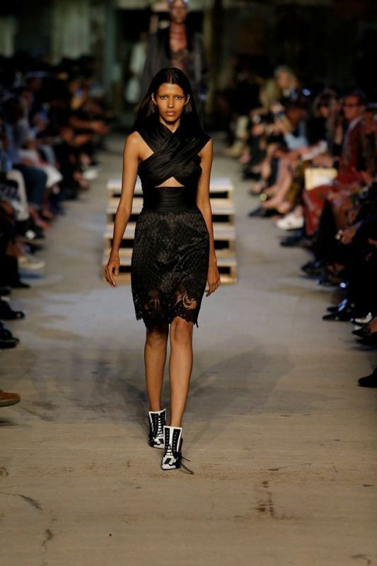 Paseo de Pooja Mor para givenchy 2016