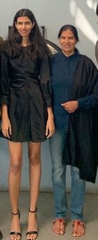 Pooja Mor con su madre