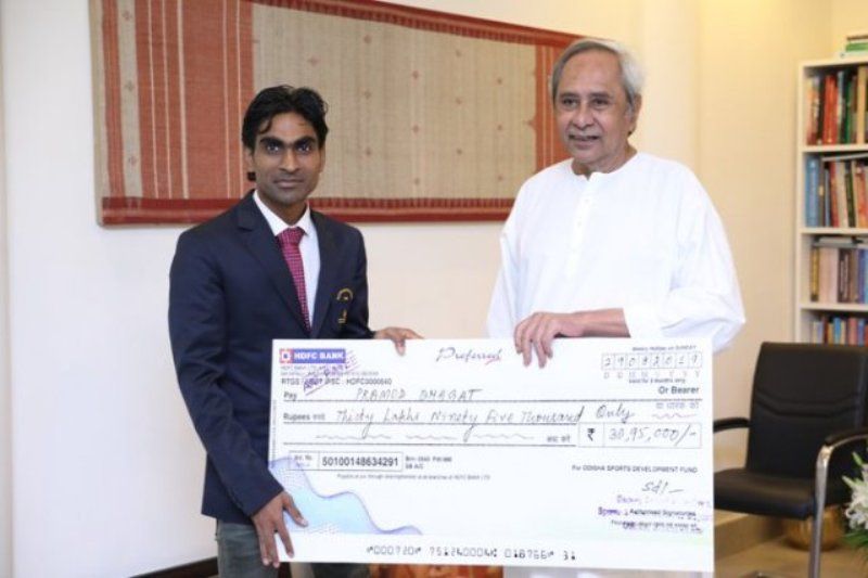 Pramod Bhagat siendo felicitado por el Odisha CM Naveen Patnaik
