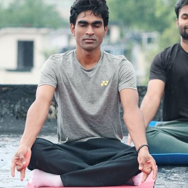Pramod Bhagat realizando yoga