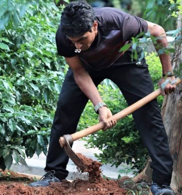 Pramod Bhagat plantando un &aacute;rbol
