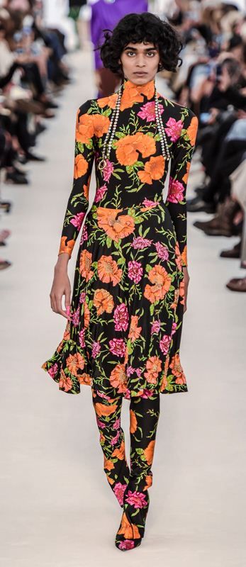 Radhika Nair camina en el show de primavera de Balenciaga en Par&iacute;s