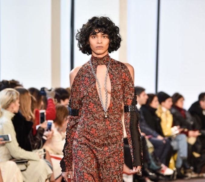 Radhika Nair camina por la rampa para Chloe