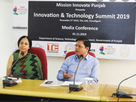 Rakesh Verma durante una conferencia de prensa en The Lalit, Chandigarh