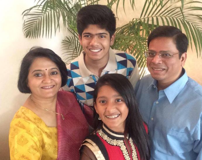 Rakesh Verma con su esposa e hijos