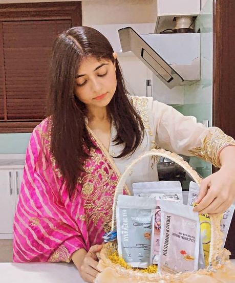 Ridhima Arora con productos Namhya Foods