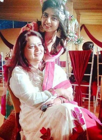 Ridhima Arora con su madre