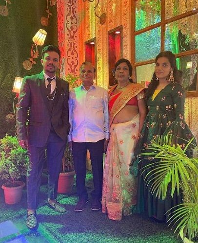 Robin Jindal (Oye Indori) con su familia