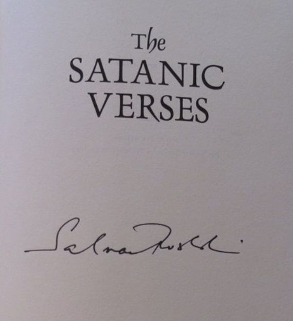 Aut&oacute;grafo de Salman Rushdie en un libro