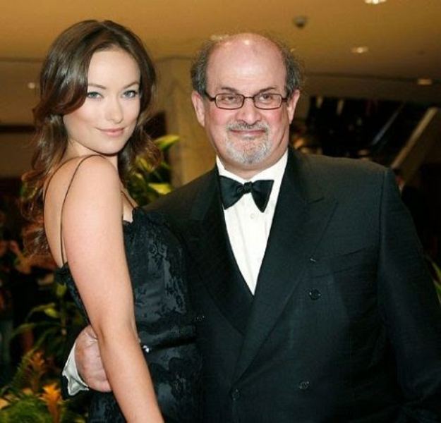 Salman Rushdie con Olivia Wilde