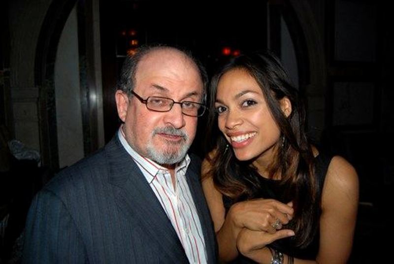Salman Rushdie con Rosario Dawson