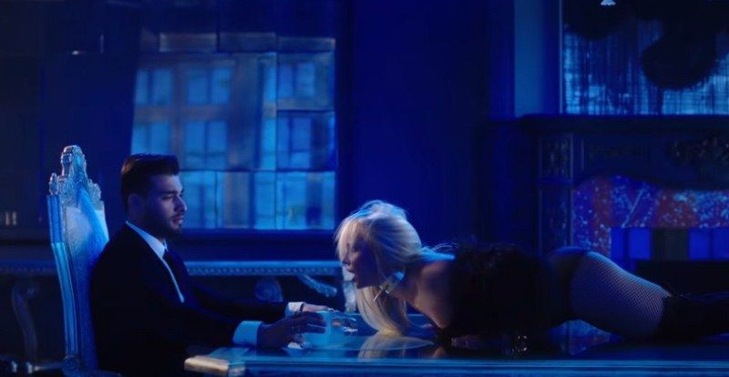 Sam Asghari en el video musical de Slumber Party de Britney Spear