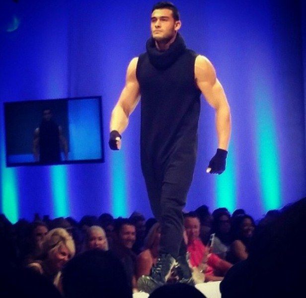 Sam Asghari caminando por la rampa de Michael Costello en Palm Springs