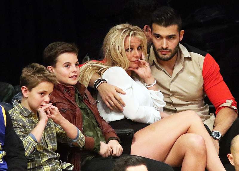 Sam Asghari con Britney Spears y sus hijos