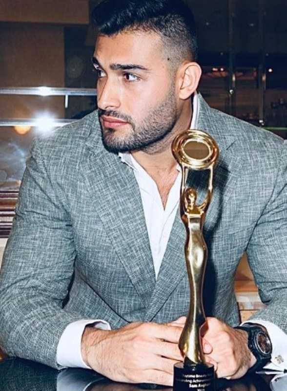 Sam Asghari con su Hollywood Beauty Award