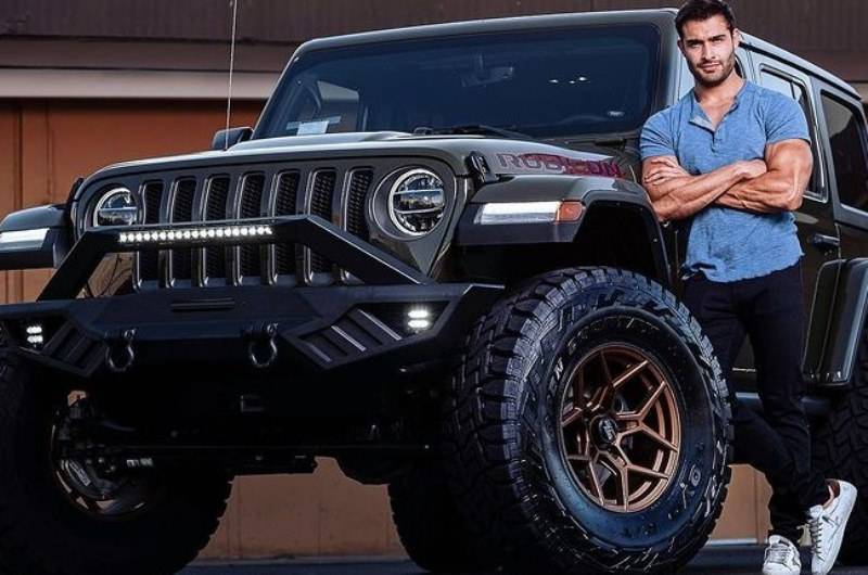 Sam Asghari con su Jeep Wrangler Rubicon