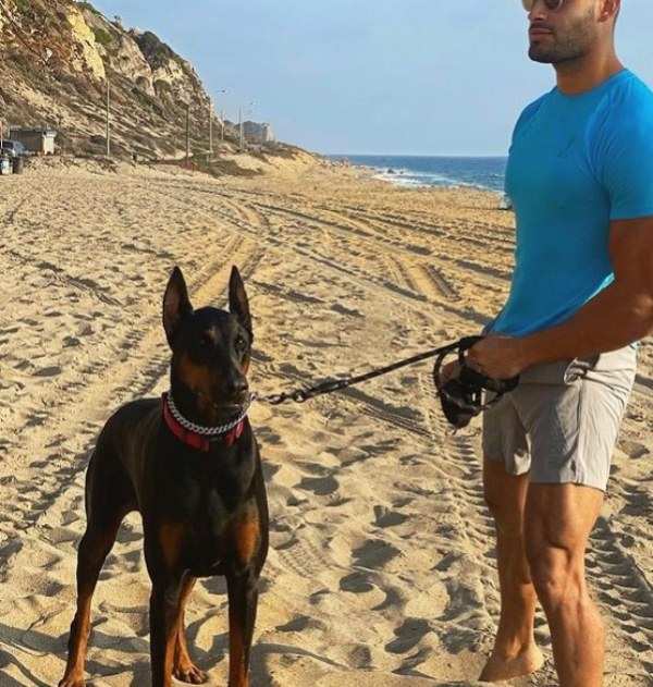 Sam Asghari con su mascota