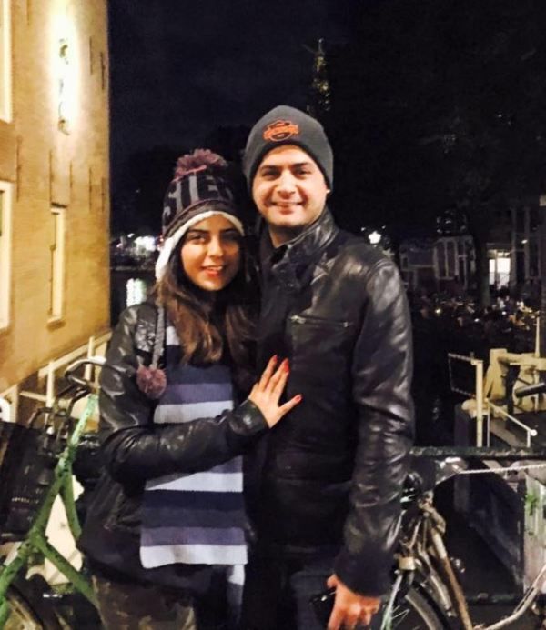 El hijo mayor de Seemi Pasha, Mustufa Shah, con su esposa