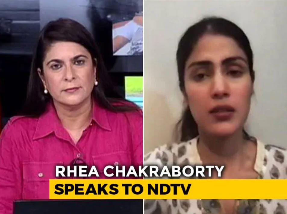 Sonia Singh al entrevistar a Rhea Chakraborty en 2020