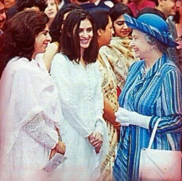 Sonia Singh mientras conoc&iacute;a a la reina Isabel