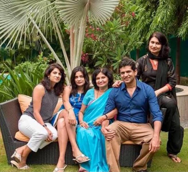 Sulajja Motwani con su madre, hermano y hermanas