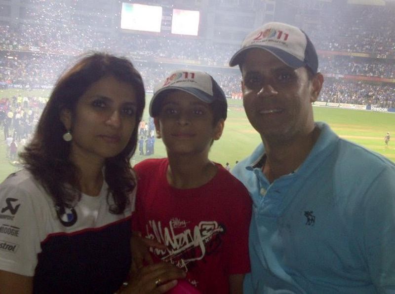 Sulajja Motwani con su hijo y su esposo