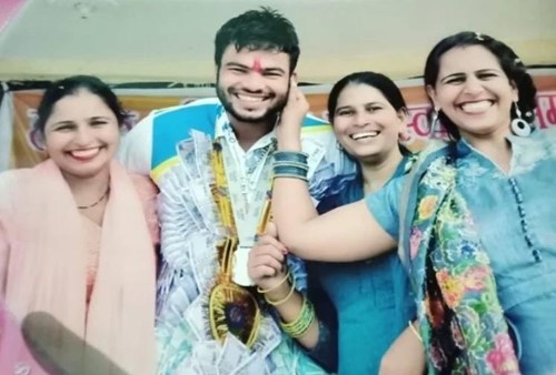 Sumit Antil con sus hermanas