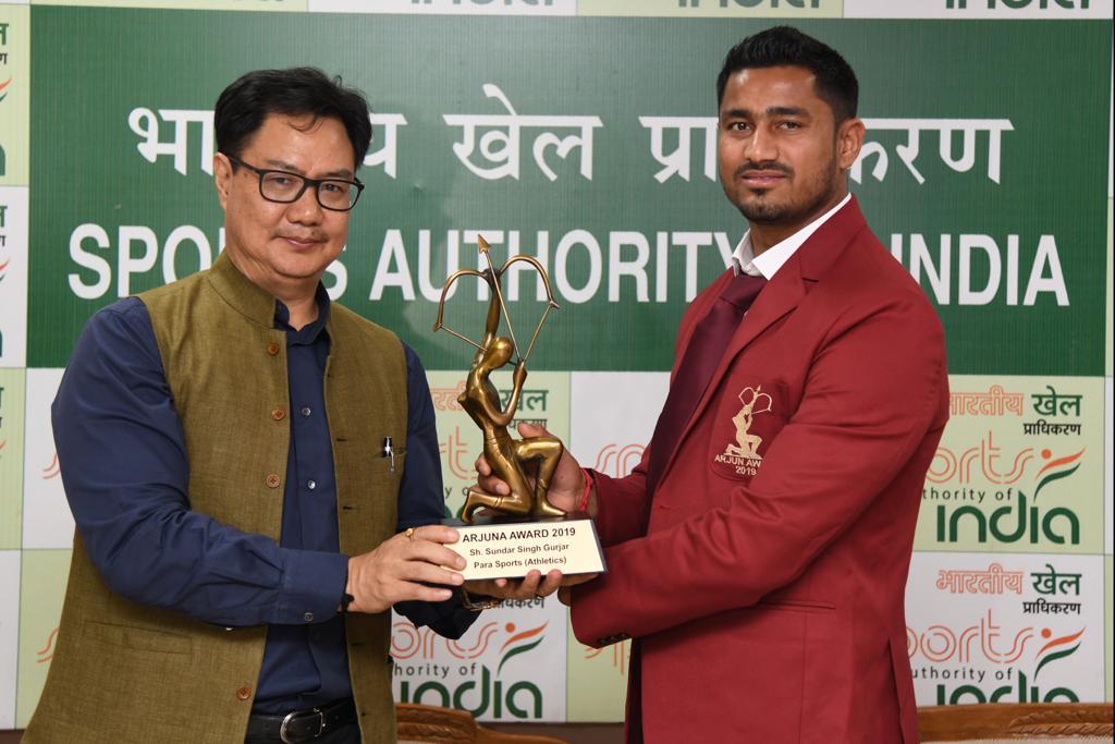 Sundar Singh Gurjar felicitado con el premio Arjuna del ministro nacional de Deportes Kiren Rijiju