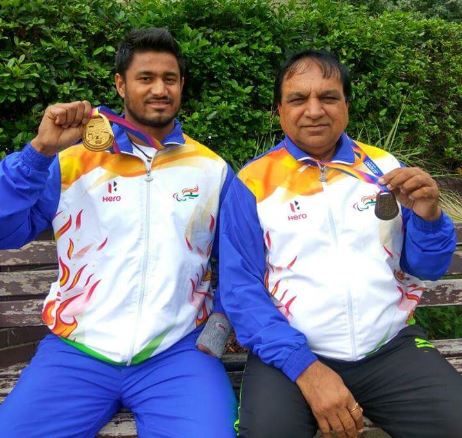 Sundar Singh Gurjar con su entrenador Mahavir Prasad Saini