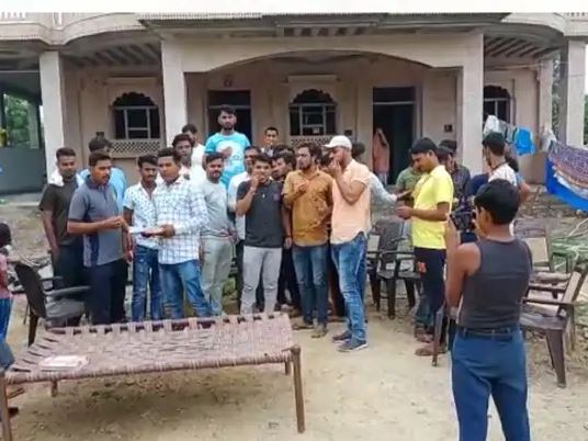 Los amigos y familiares de Sundar Singh Gurjar celebrando su victoria fuera de su casa.