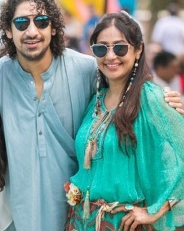 Sunita Gowariker con su hermano
