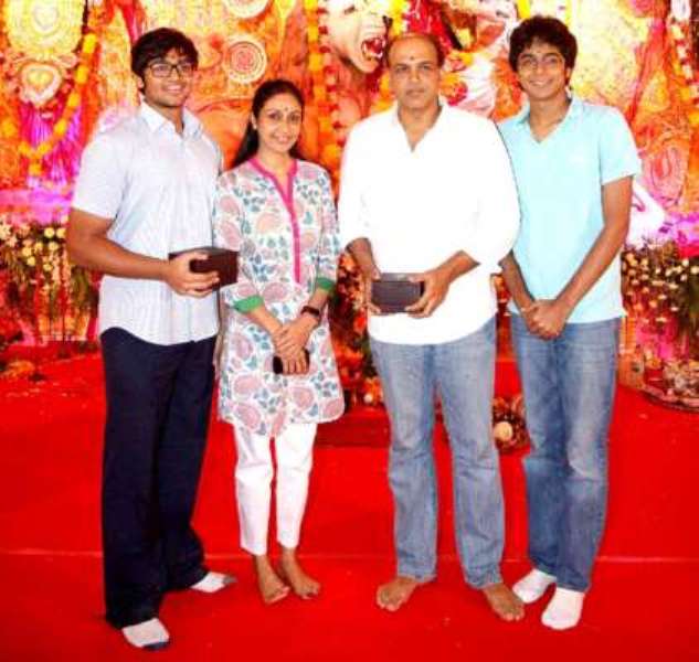 Sunita Gowariker con su esposo e hijos