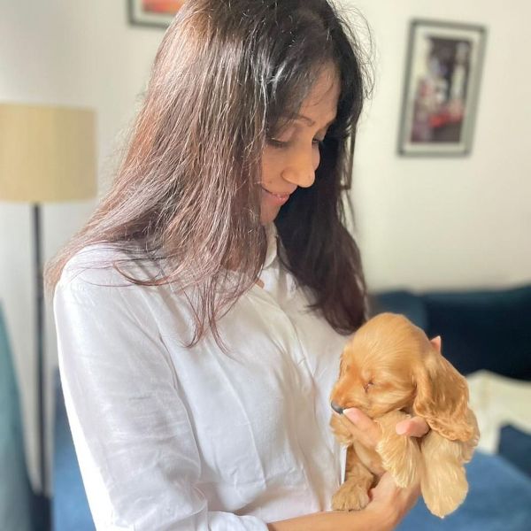 Sunita Gowariker con su perro mascota