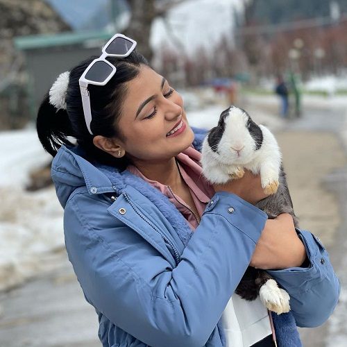 Surbhi Rathore con un conejo