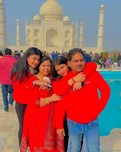 Surbhi Rathore con su familia