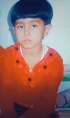 Foto de la infancia de Surbhi Rathore