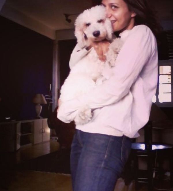 Tara Mahmood sosteniendo a su perro mascota