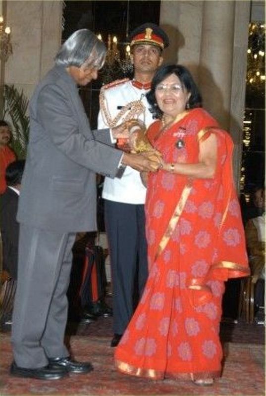 Tarla Dalal recibiendo a Padma Shree