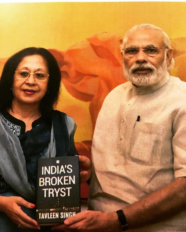 Tavleen Singh regalando su libro al primer ministro Narendra Modi