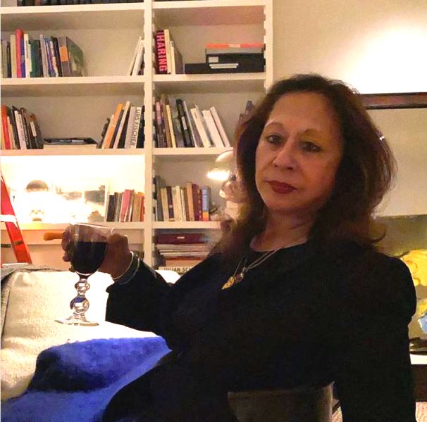 Tavleen Singh sosteniendo una copa de vino