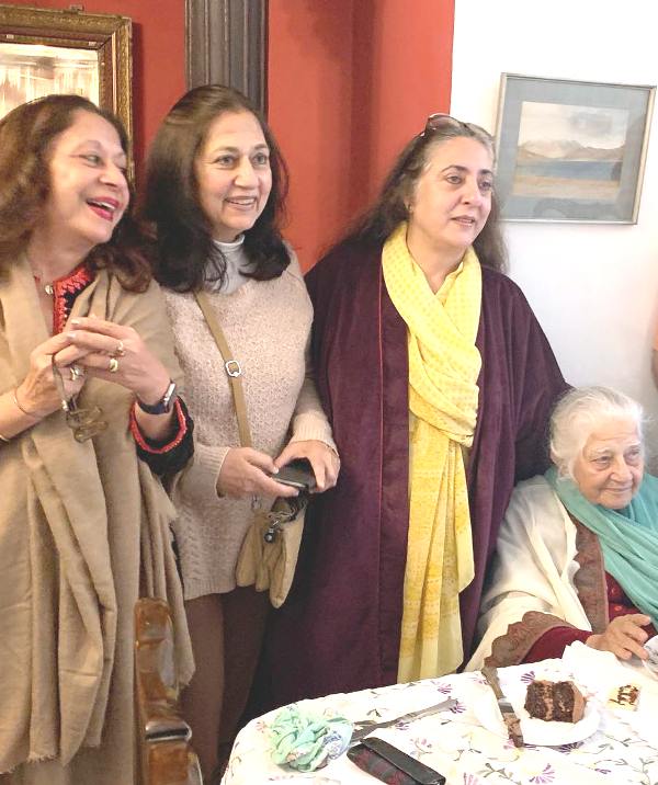 Tavleen Singh con sus dos hermanas y su madre