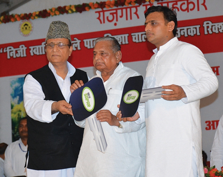 Los l&iacute;deres del Partido Samajwadi mientras dan &oacute;rdenes a granel a los veh&iacute;culos de tres ruedas Kinetic