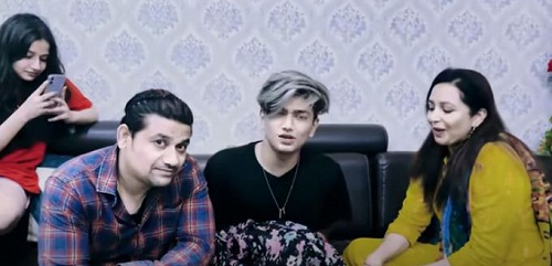 Tushar Silawat con su familia
