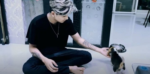 Tushar Silawat con su perro mascota