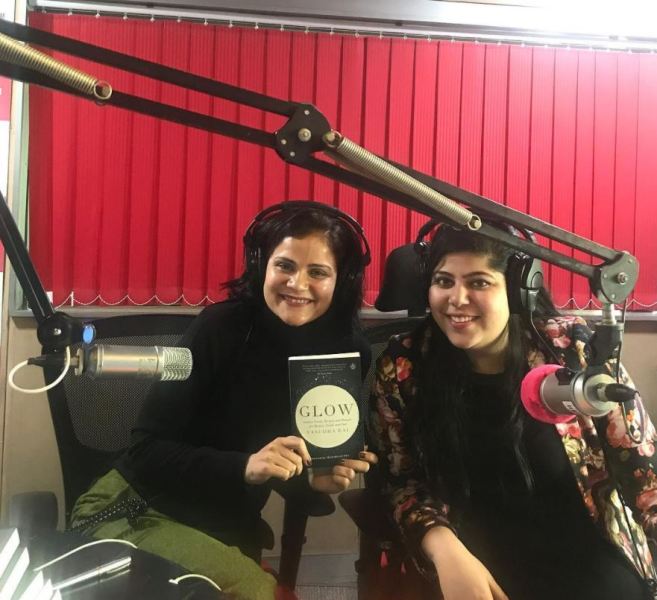 Vasudha Rai en un programa de radio