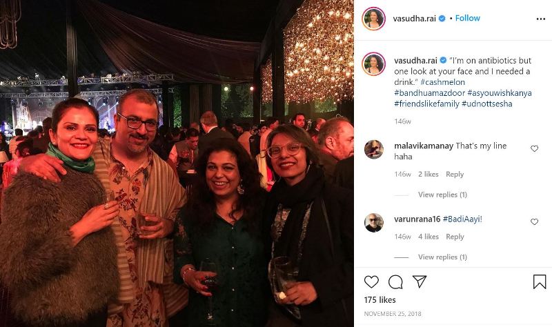 Vasudha Rai con un vaso de alcohol en la mano y una leyenda de Instagram de ella que dice que bebe alcohol.
