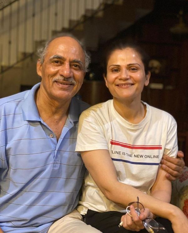 Vasudha Rai con su padre