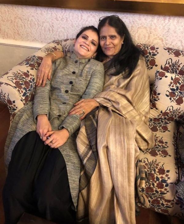 Vasudha Rai con su madre